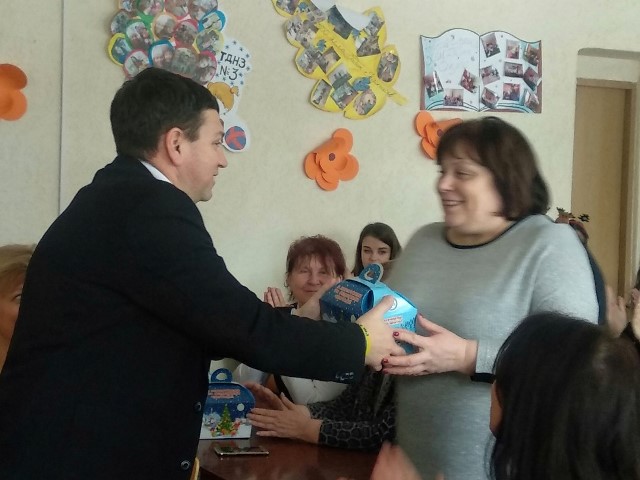 Святкові подарунки та посмішки дарує ректор